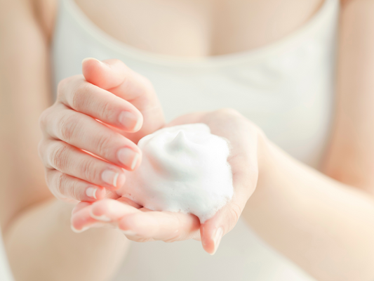 朝洗顔って必要？プロが教える"本当に肌にいい"洗顔習慣